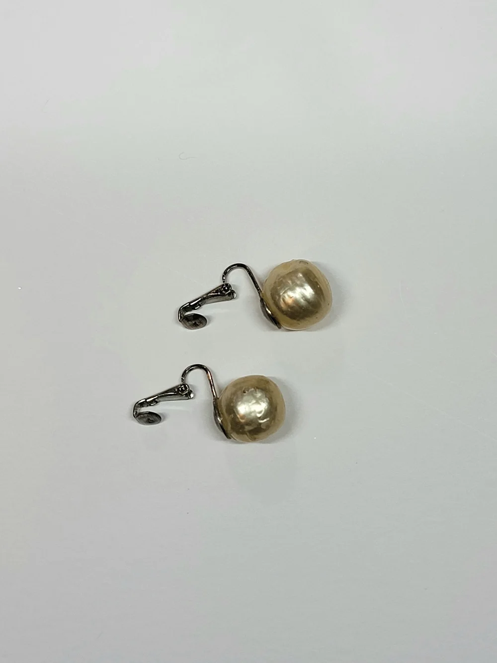 Vintage Kenneth Jay Lane KJL Faux Pearl Clip Earrings Silver Tone Designer Sign - Picture 5 of 9